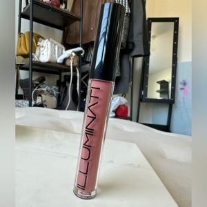 ILLUMINATI Liquid Lipstick in Reveal